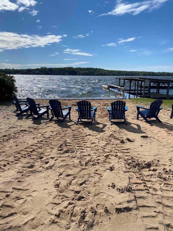 Beach nearby - Bluebird Cottage in Vacation Lane. (Ludington)