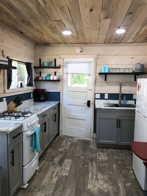 Fridge, microwave, oven, stovetop - Bluebird Cottage in Vacation Lane. (Ludington)
