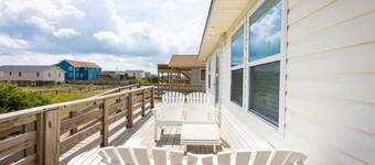 Modern 3rd Row Cottage, Hot Tub and Pet Friendly!