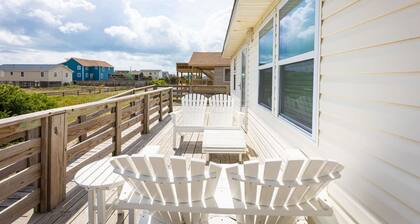 Modern 3rd Row Cottage, Hot Tub and Pet Friendly!