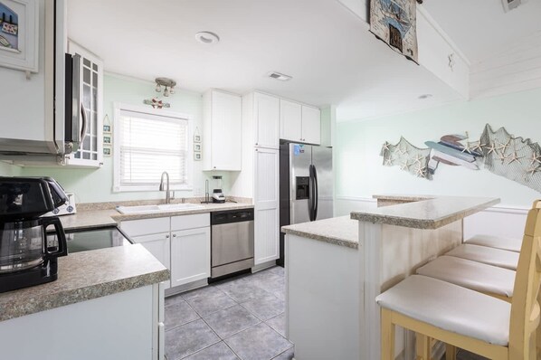 Frigorífico, microondas, horno y placa de cocina