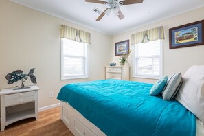 4 bedrooms, iron/ironing board, WiFi, bed sheets - Modern 3rd Row Cottage, Hot Tub and Pet Friendly! (Kitty Hawk)