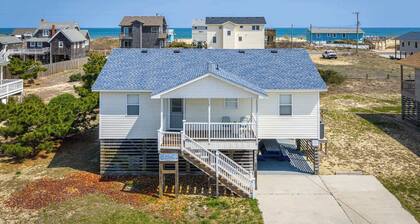 Modern 3rd Row Cottage, Hot Tub and Pet Friendly!