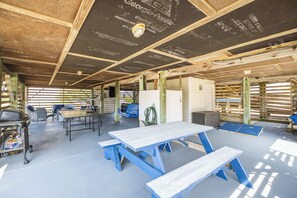 Een ruimte met houten balken, tafels en stoelen.