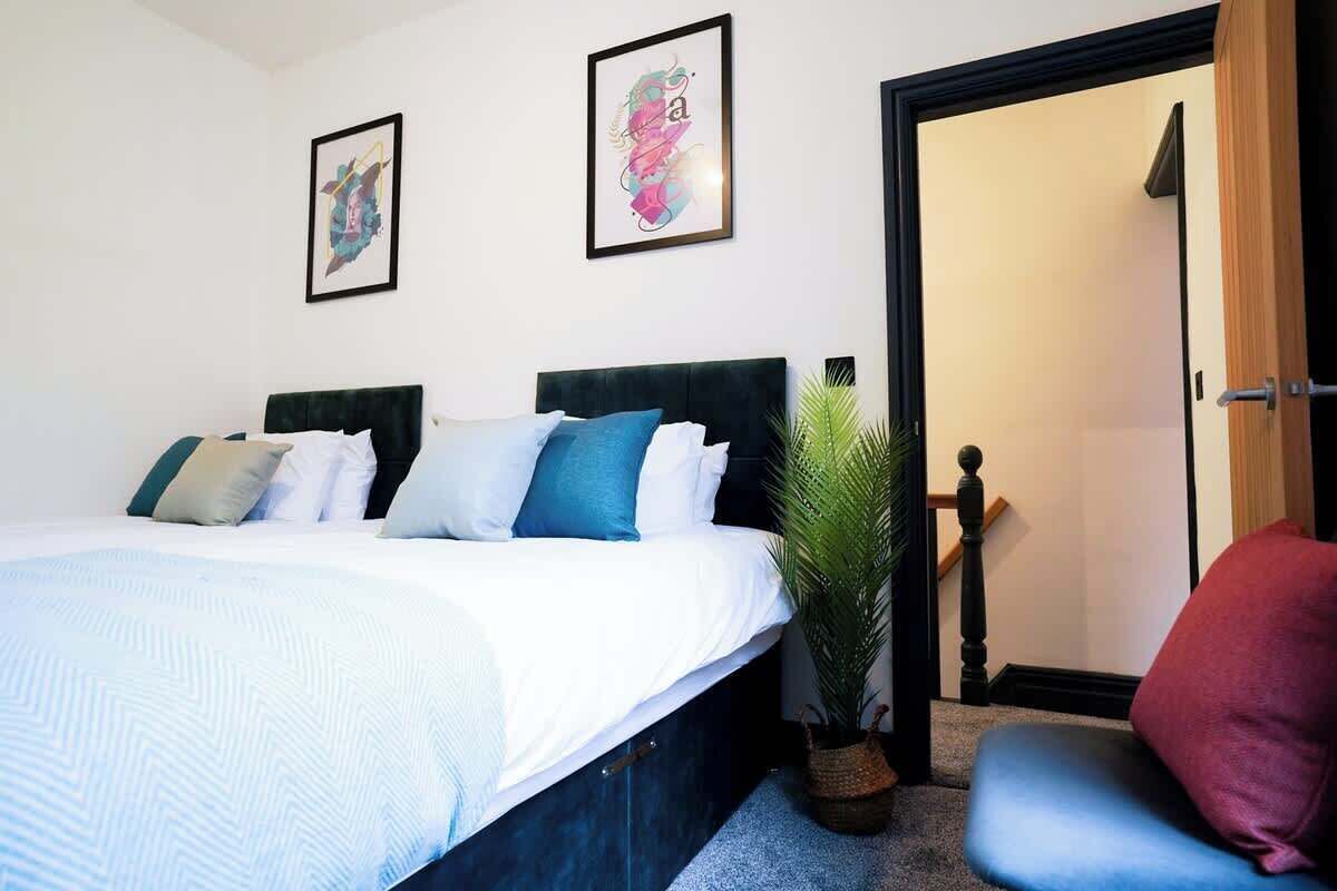 3 bedrooms, iron/ironing board, WiFi, bed sheets