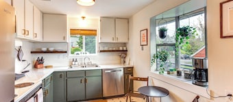 Vibrant Tacoma Retreat, Near Point Defiance Park!