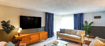 Vibrant Tacoma Retreat, Near Point Defiance Park!