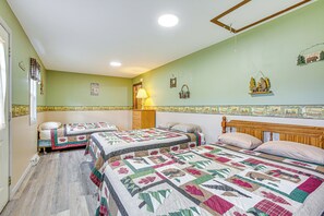 3 bedrooms, bed sheets - Centrally Located Michigan Cabin on Manistee River (Manistee)