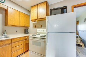 Microonde, forno, piano cottura, pentole/stoviglie/utensili