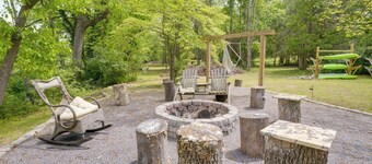 Riverfront Shenandoah Getaway w/ Kayaks & Tubes!