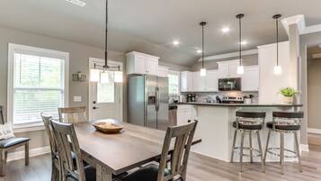 House (3 Bedrooms) | Interior