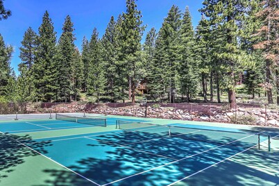 Sunny Kings Beach Retreat ~ 1 Mi to Lake Tahoe