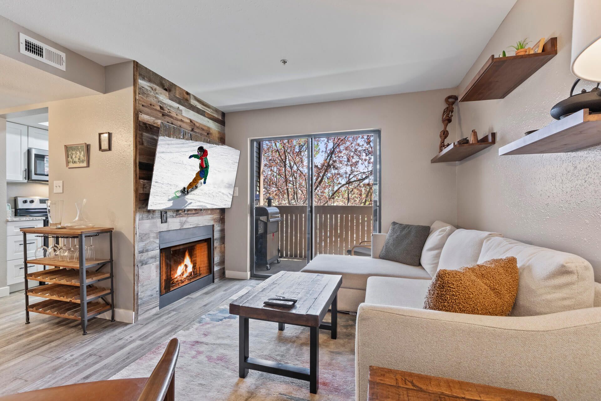 Powderwood 12i Private Patio w/ BBQ-Pool-Hot Tub-Fast WiFi-Dogs Welcome