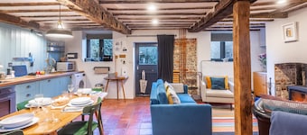 Pretty Norfolk Cottage in Coastal Village - Romantic, Dog & Family Friendly