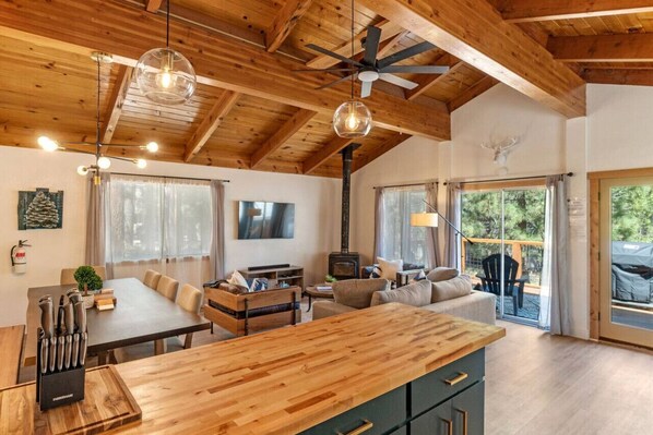 Smart TV, fireplace - Guadalupe Getaway - Pets + Hot Tub + AC!!! (South Lake Tahoe)