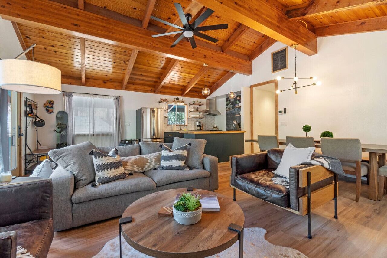 Een smart-tv en een open haard