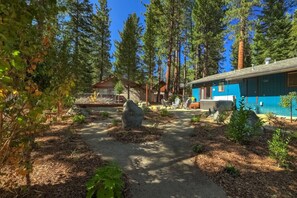 Property grounds - Guadalupe Getaway - Pets + Hot Tub + AC!!! (South Lake Tahoe)