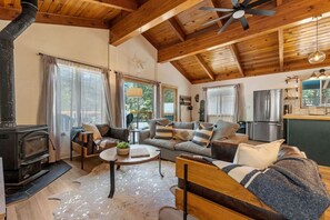 Smart-tv och eldstad