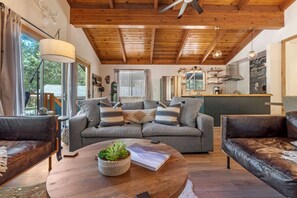 Smart TV, fireplace - Guadalupe Getaway - Pets + Hot Tub + AC!!! (South Lake Tahoe)