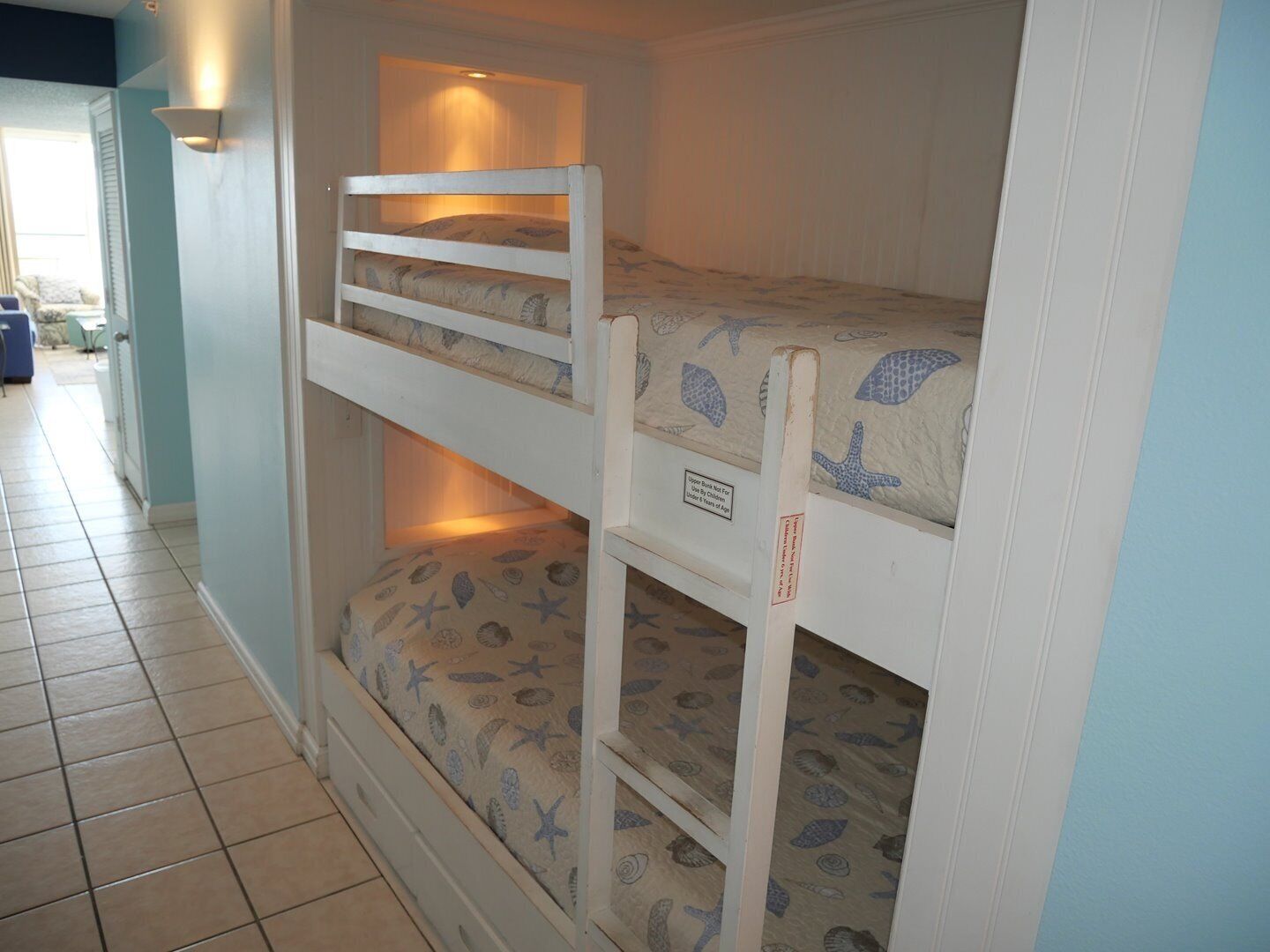 A bunk bed with a label indicating it is for children under 6 years old.