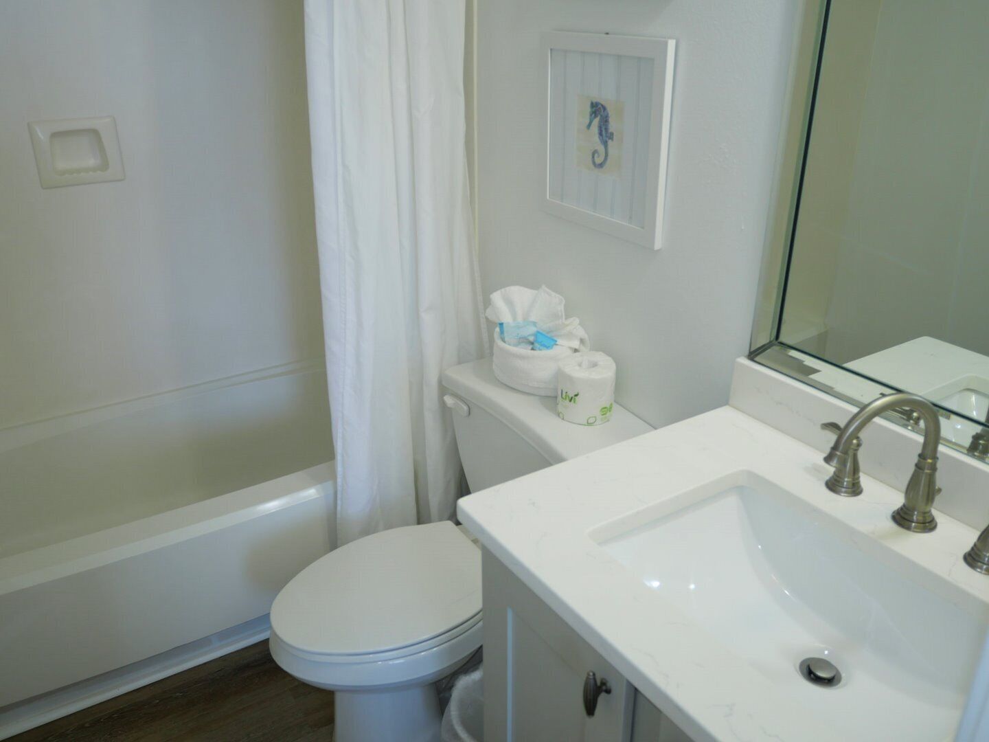 Une salle de bain avec des toilettes, un lavabo et une douche.