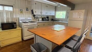 Villa, 3 Bedrooms | Private kitchen | Oven, coffee/tea maker, toaster