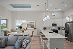 Casa, 4 habitaciones | Cocina privada | Refrigerador, horno, cafetera y tetera y tostadora 