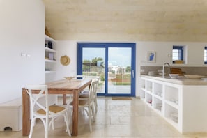 Deluxe Villa, Pool View | Dining room