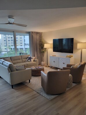 Apartamento, 3 habitaciones | Zona de estar | Smart TV de 65 pulgadas con canales por cable