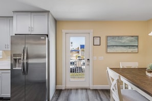 House, 3 Bedrooms | Private kitchen | Fridge, oven, coffee/tea maker, toaster - Amber Jack - 210 Ostego Dr 3 Bedroom Home by RedAwning (Fort Myers Beach)