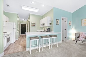 冷蔵庫、電子レンジ、オーブン、コンロ