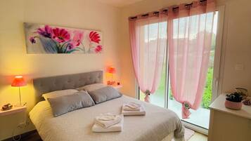 3 slaapkamers, een bureau, een strijkplank/strijkijzer, reisbedje