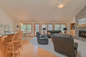 TV, fireplace, DVD player, stereo - Dog-Friendly Single Level Sunriver Home w/ Hot Tub, A/C, SHARC (Sunriver)