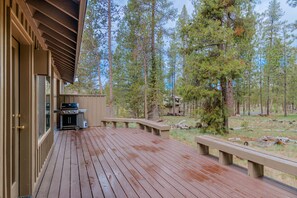 Terrace/patio - Dog-Friendly Single Level Sunriver Home w/ Hot Tub, A/C, SHARC (Sunriver)