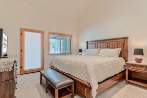 4 bedrooms, free WiFi, bed sheets - Dog-Friendly Single Level Sunriver Home w/ Hot Tub, A/C, SHARC (Sunriver)