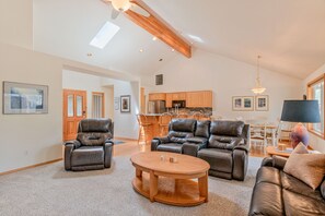 Fernseher, Kamin, DVD-Player, Stereoanlage