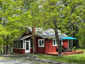 Exterior - Adorable Red Cottage, walking distance to Woodstock (Woodstock)