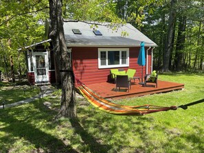 Terrace/patio - Adorable Red Cottage, walking distance to Woodstock (Woodstock)