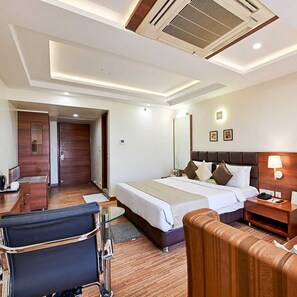 Phòng 2 giường đơn Deluxe, quang cảnh thành phố | Két bảo mật tại phòng, bàn, bàn ủi/dụng cụ ủi quần áo 