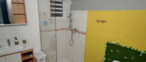 Dusj, hårføner, håndklær og såpe