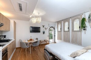 1 chambre, bureau, fer et planche à repasser, lit parapluie