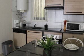 Fridge, microwave, coffee/tea maker, cookware/dishes/utensils - Agi Cap Norfeu 60 Apartamento for rent in Roses Girona. (Roses)