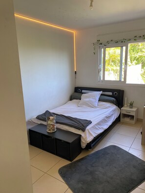 3 عدّة غرف نوم ومكواة/لوح كي وواي فاي وملاءا�ت أسرّة