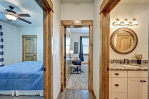 4 Schlafzimmer, Schreibtisch, Bügeleisen/Bügelbrett, Reisekinderbett