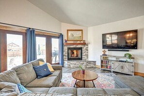 A living room with a fireplace, a sofa set, a coffee table, and a flat-screen TV. - Mount Oxford Home w/Starlink & outdoor patio (Buena Vista)