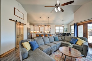 Smart TV, fireplace, books - Mount Oxford Home w/Starlink & outdoor patio (Buena Vista)