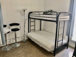 1 chambre, bureau, fer et planche à repasser, Wi-Fi gratuit