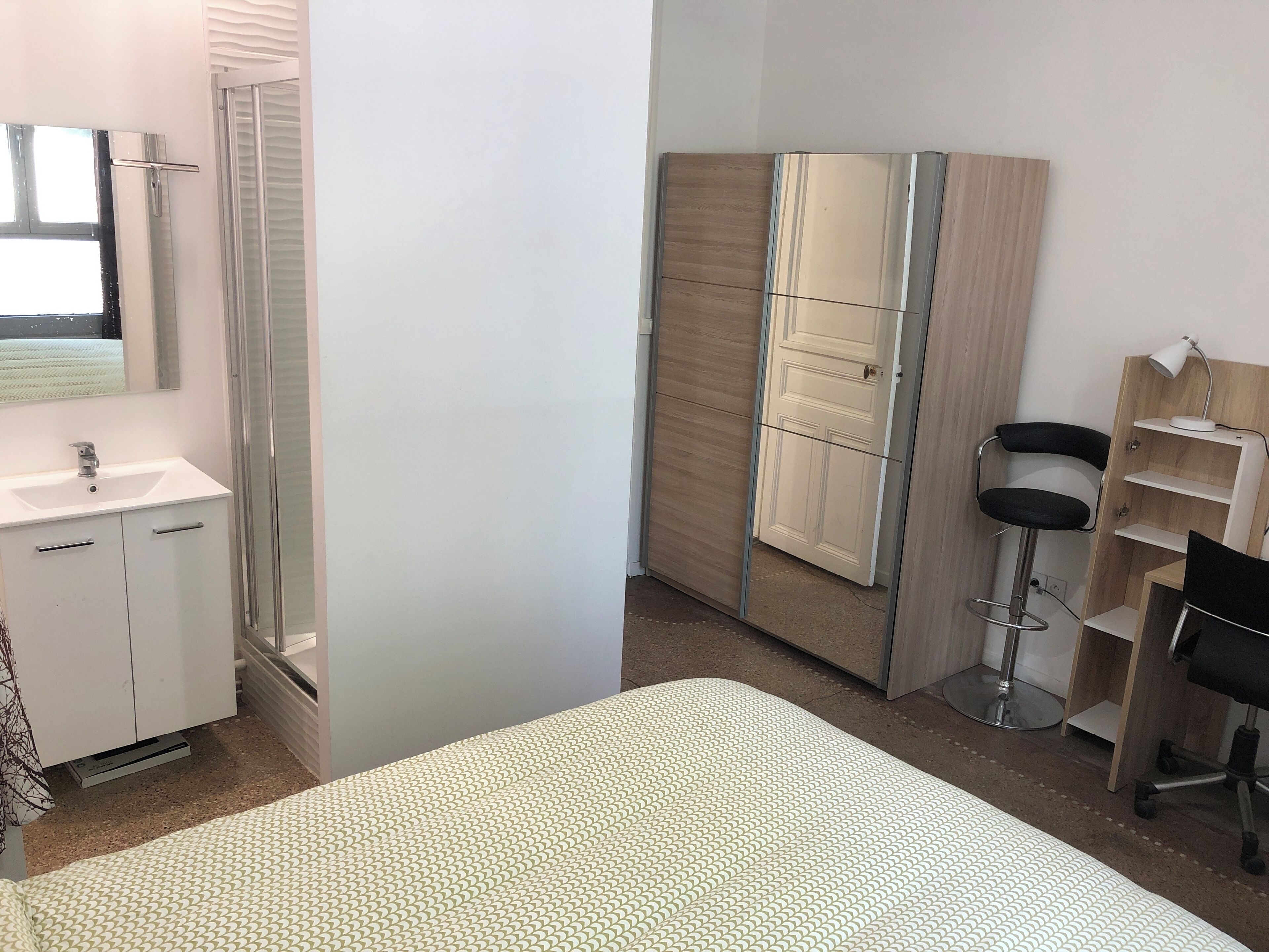 1 soverom, skrivebord, strykejern/-brett og wi-fi (inkludert)