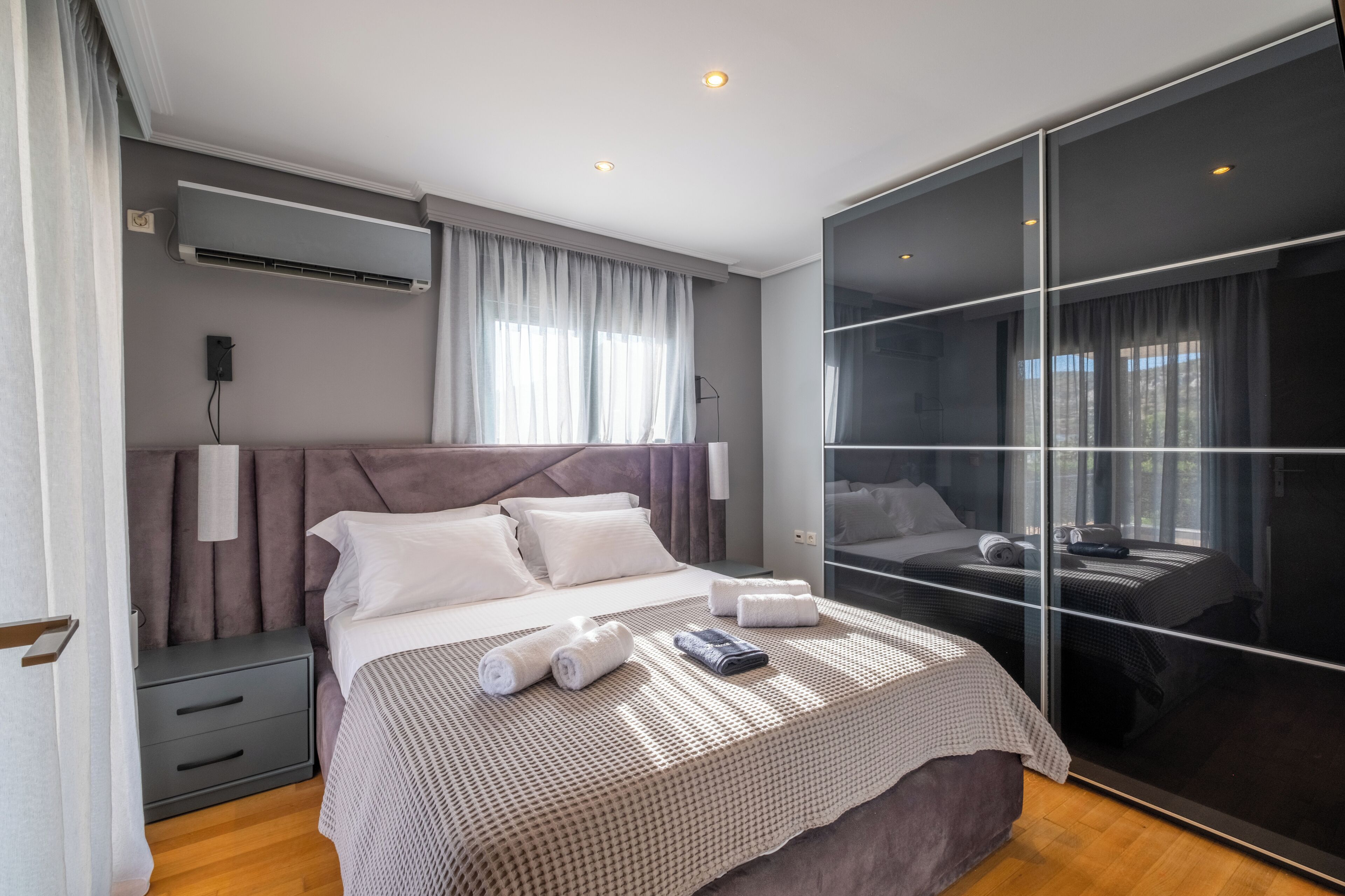 3 slaapkamers, een bureau, een strijkplank/strijkijzer, reisbedje