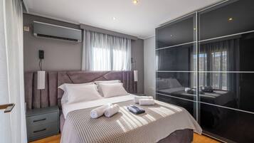 3 slaapkamers, een bureau, een strijkplank/strijkijzer, reisbedje